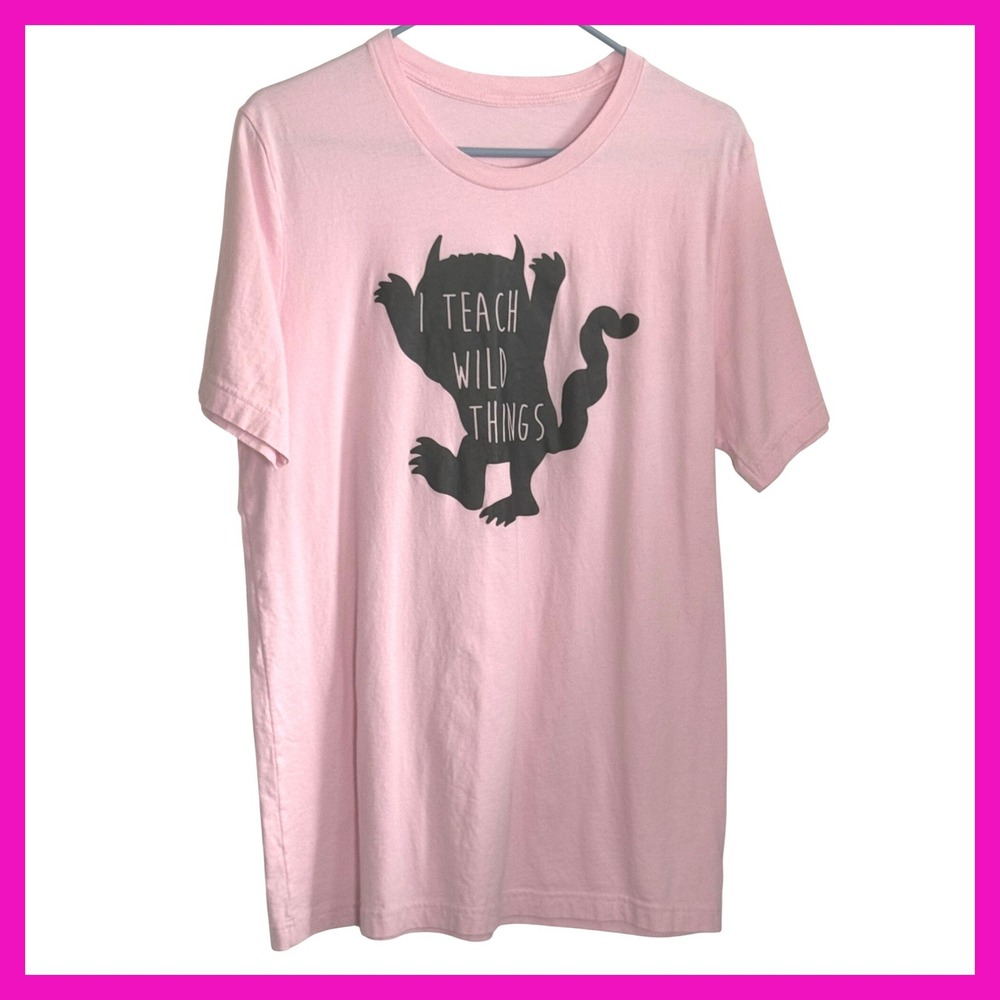 I Teach Wild Things Pink Graphic T-Shirt‎ Teacher School Literary Short Sleeve